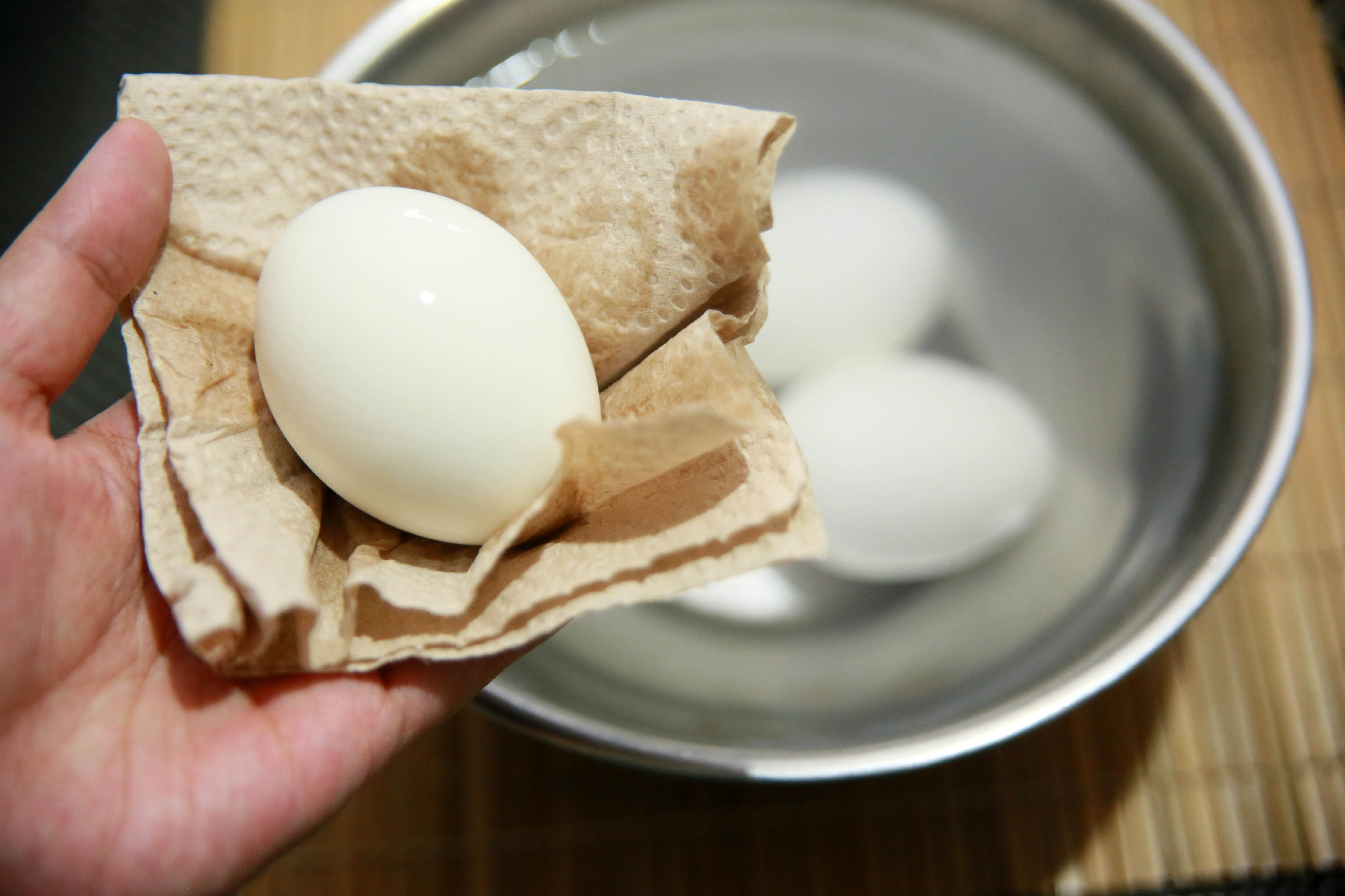 How to Boil an Egg So That It Peels Easily: Pro Chef’s Guide