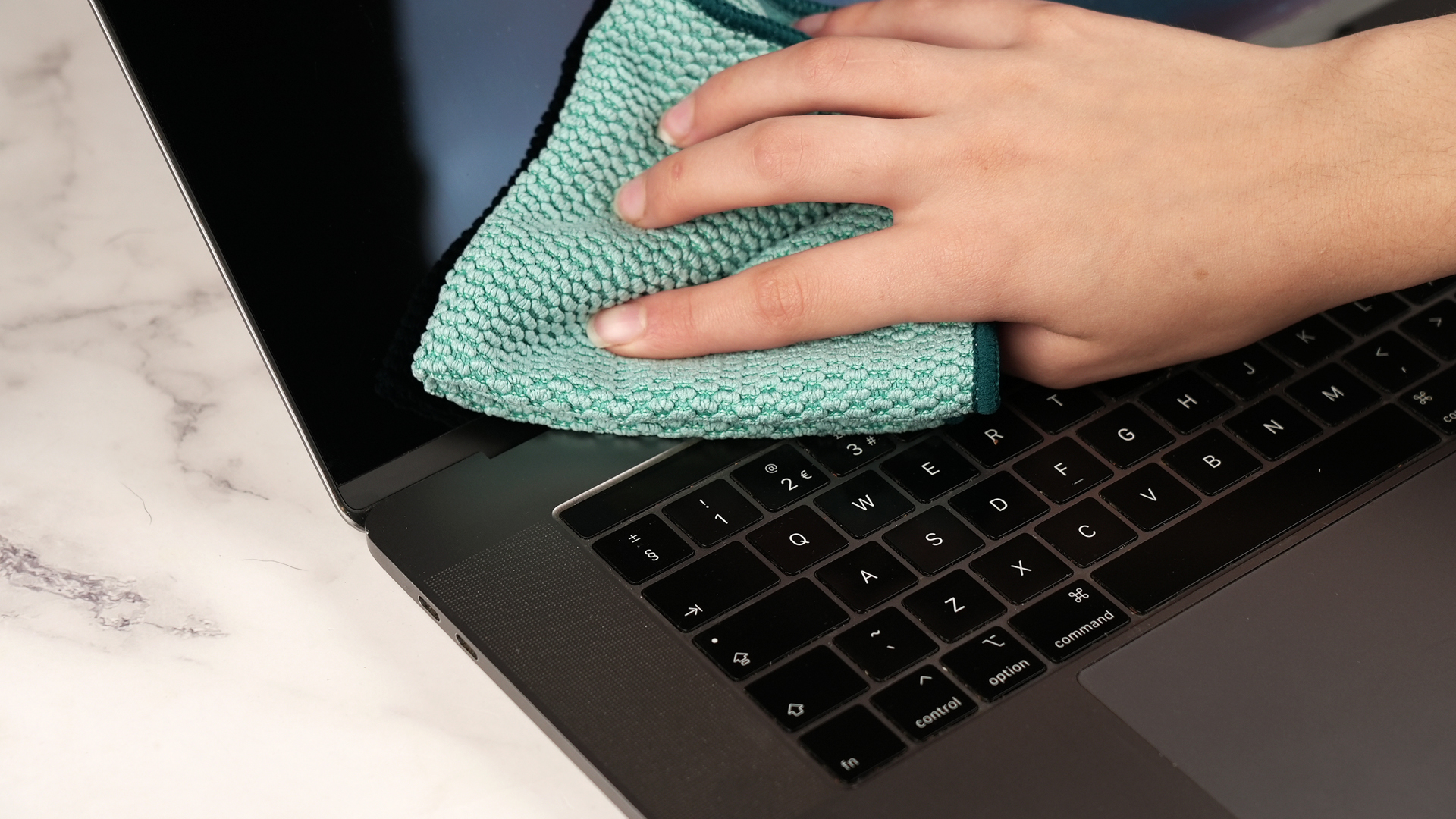 3 Ways to Clean a MacBook Air Screen